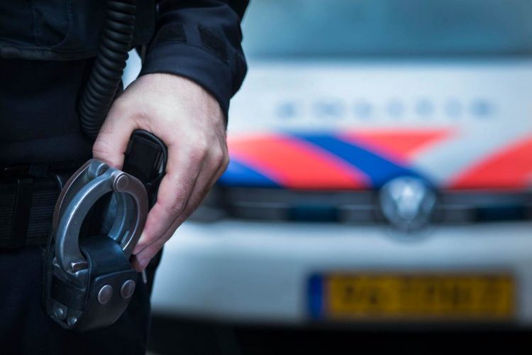 Rotterdam, de uitrusting van een politieagent, de agent heeft aan zijn riem of koppel, oa een pistool, handboeien, pepperspray, een wapenstok en communicatiemiddelen. foto: Evert-Jan Daniels